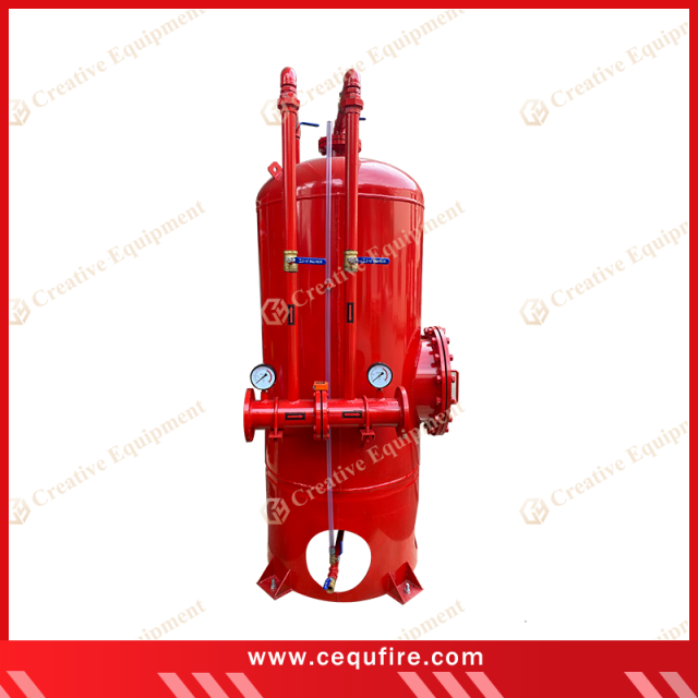 Vertical foam bladder tank for firefighting foam solution storage and supply