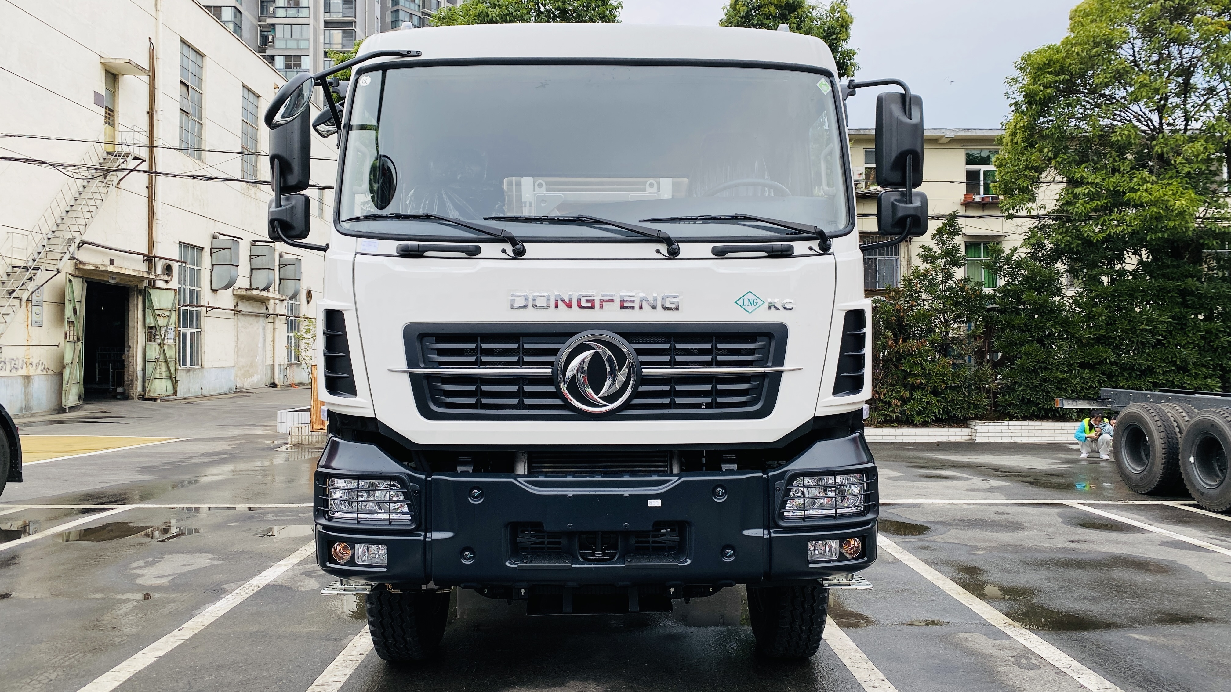LNG tractor