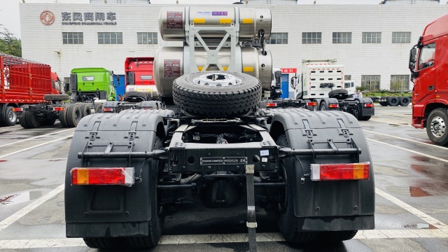 LNG tractor