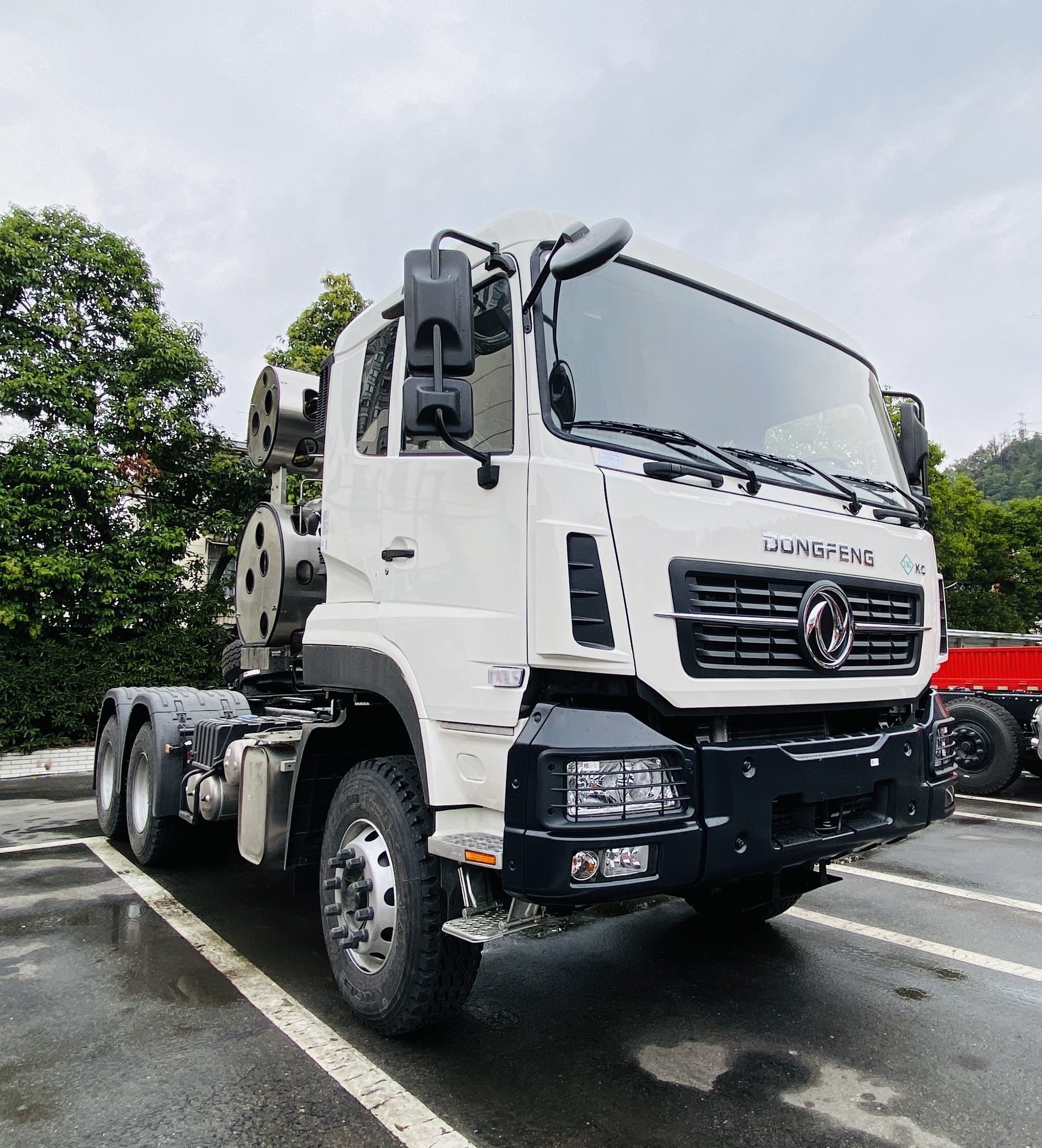 LNG tractor