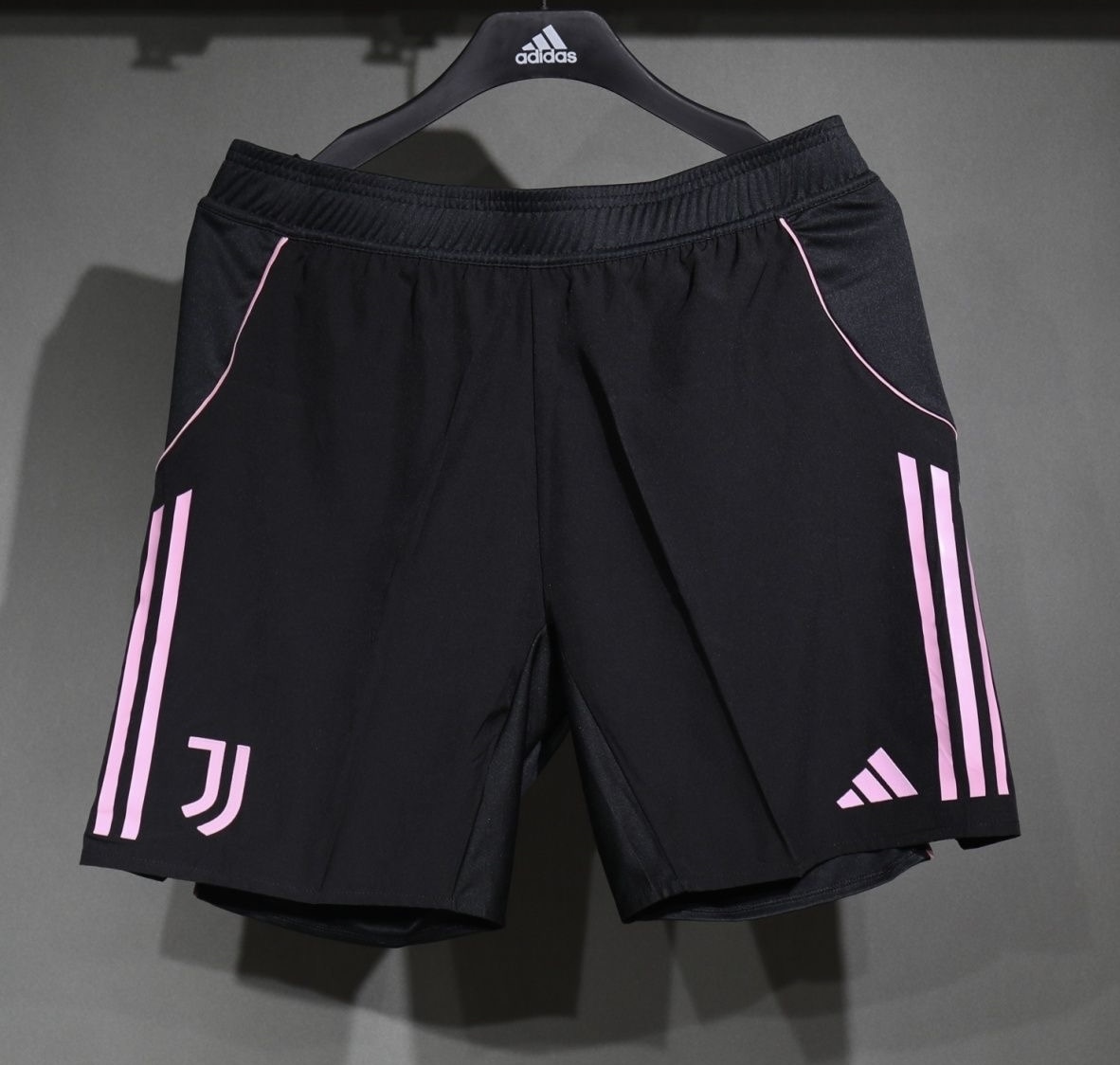 Juventus Authentic Home Shorts 2025/26 in Black&Pink