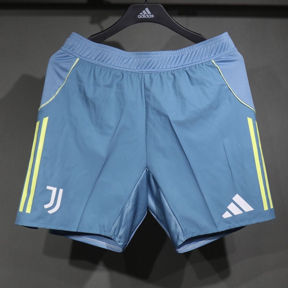 Juventus Authentic Away Shorts 2025/26 in Blue