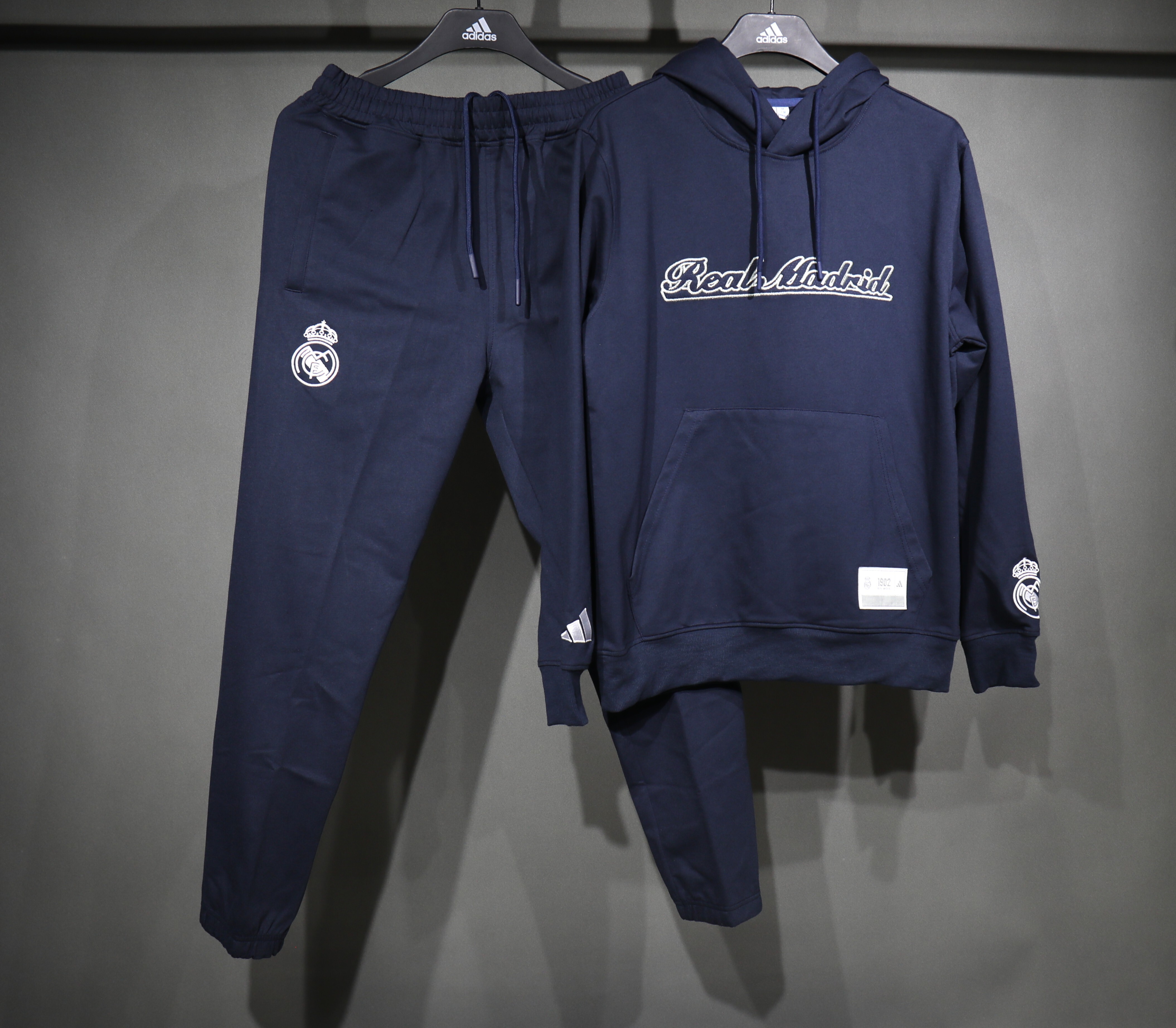 Real Madrid Hoodie Training Kit Sweatshirt & Pants Set 2025/26 in Model Year: 2025-2026 Country and League: Spain-La Liga