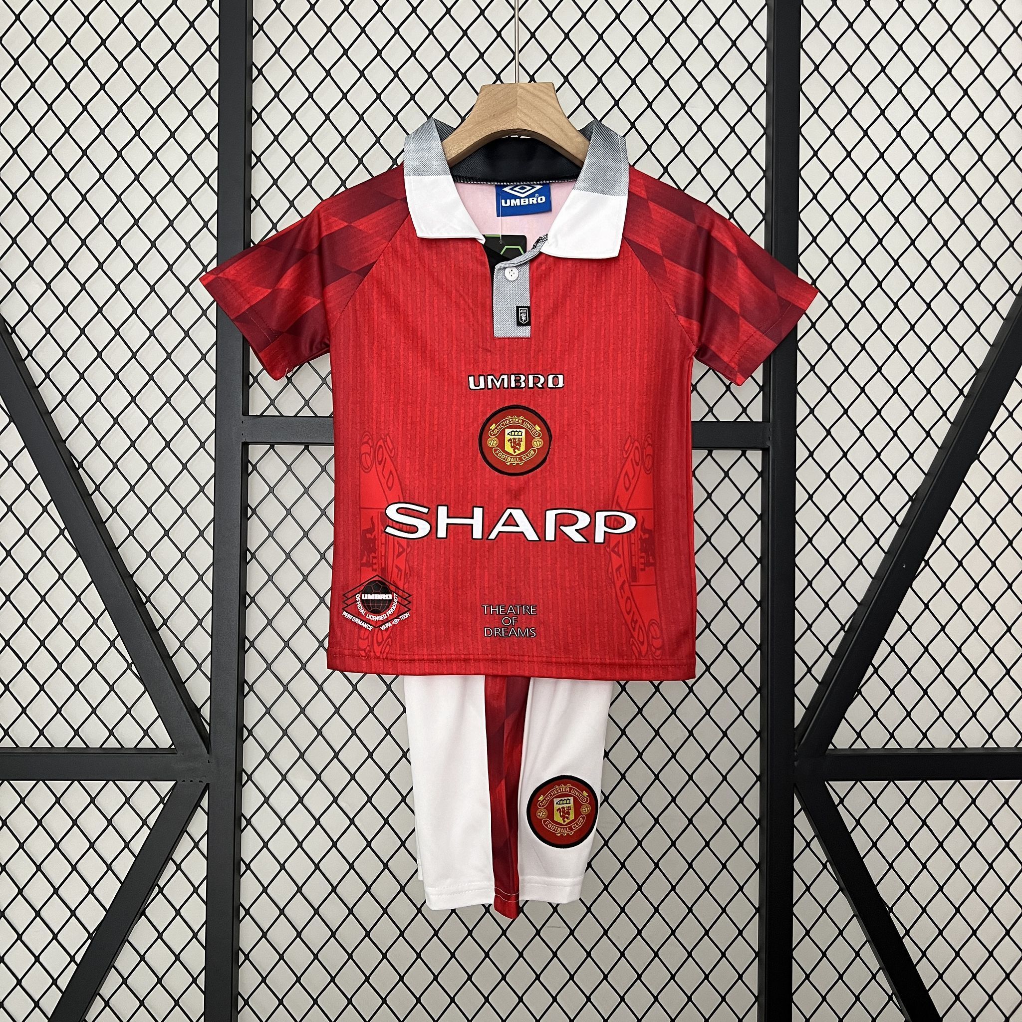 Manchester United Retro Football Jersey Home Kids Jersey & Shorts Kit 1996/98 in Red