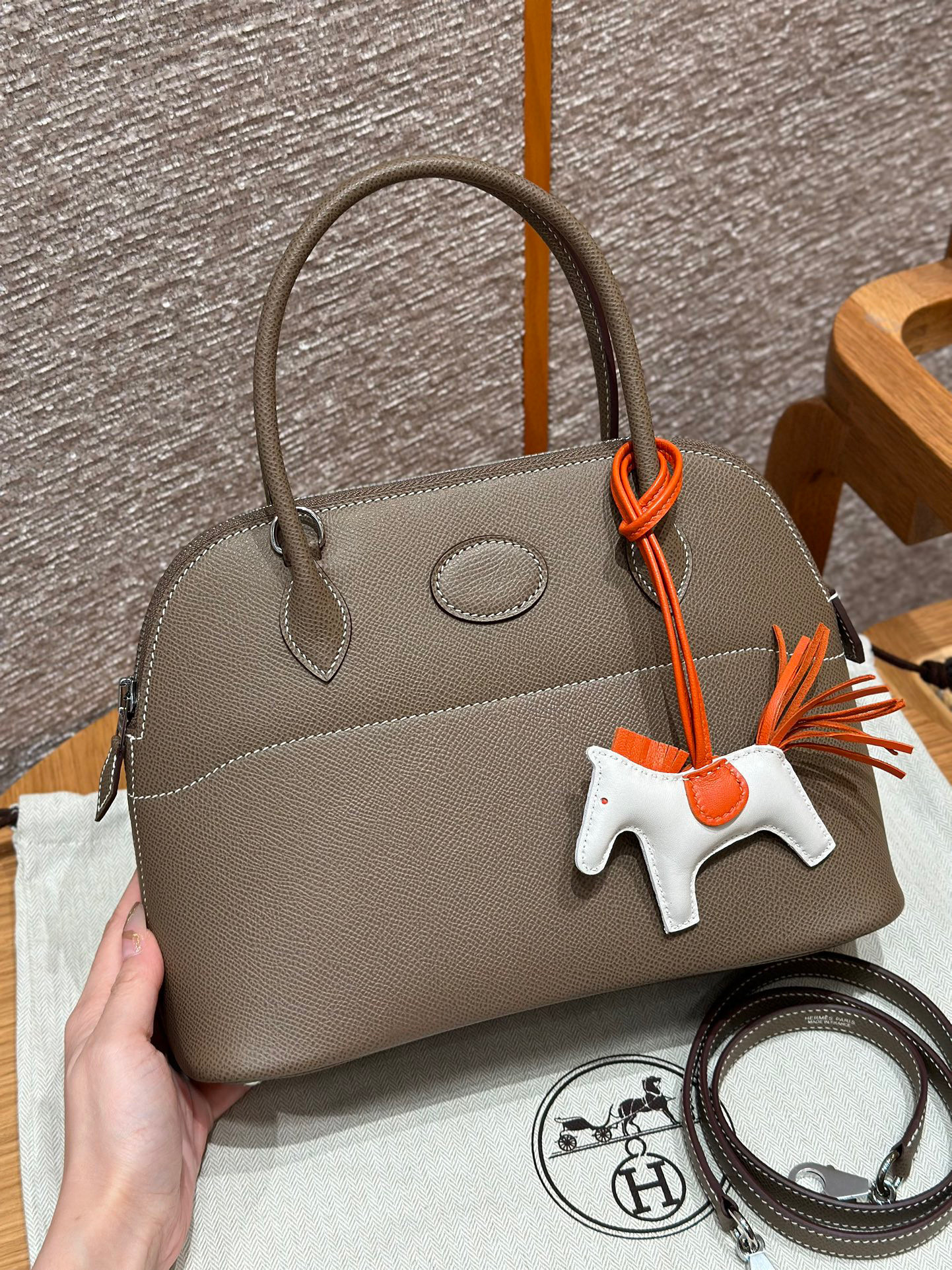 Dimensioni Hermes Bolde: 27 x 20 x 10 cm