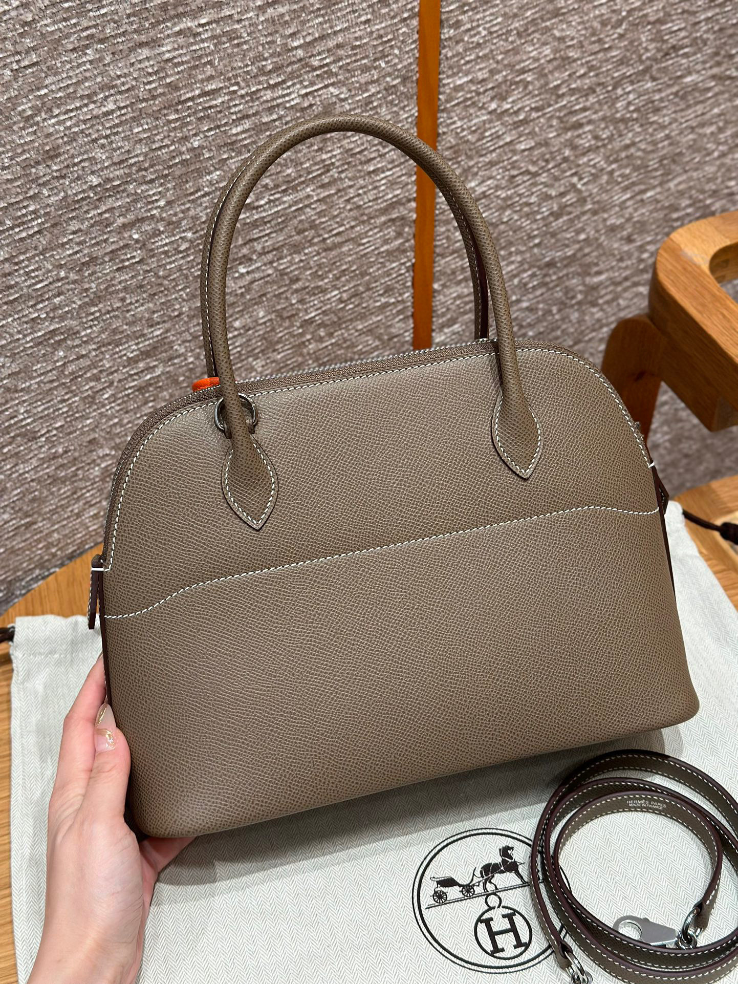 Dimensioni Hermes Bolde: 27 x 20 x 10 cm