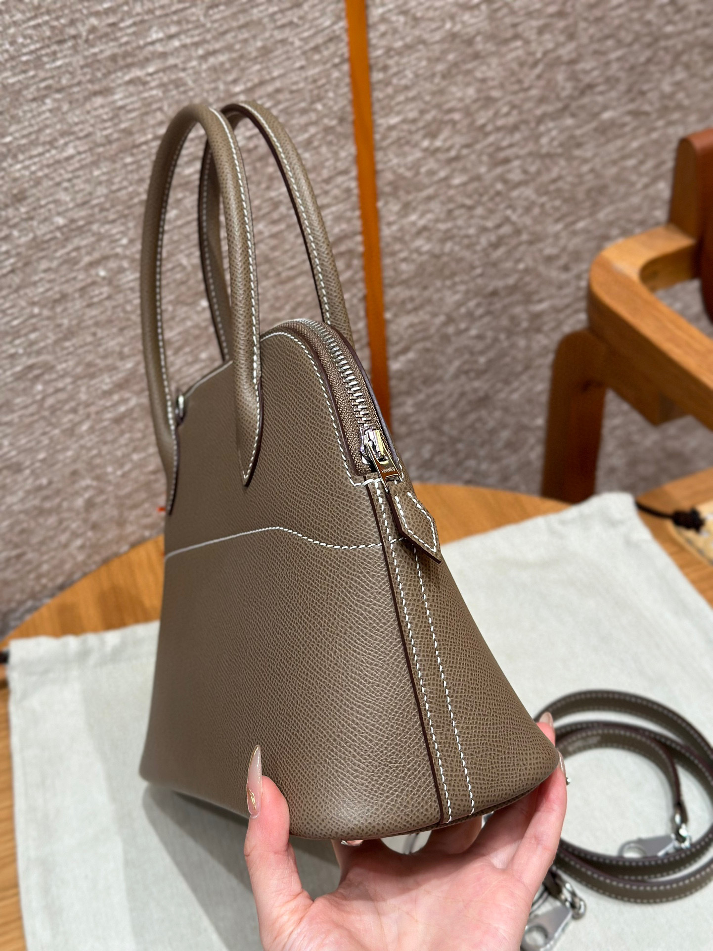 Dimensioni Hermes Bolde: 27 x 20 x 10 cm