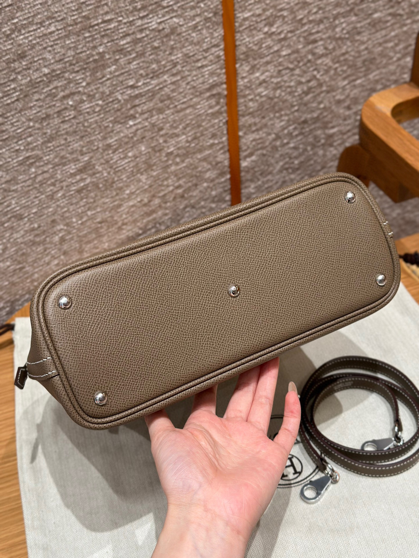 Dimensioni Hermes Bolde: 27 x 20 x 10 cm