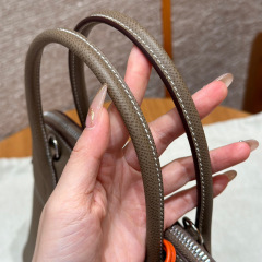 Dimensioni Hermes Bolde: 27 x 20 x 10 cm