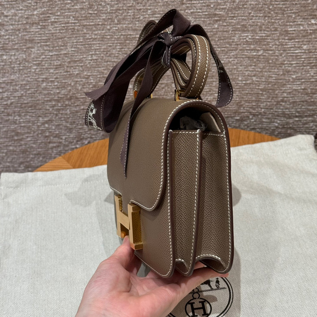 Hermes Constance Dimensioni: 19*15*4cm