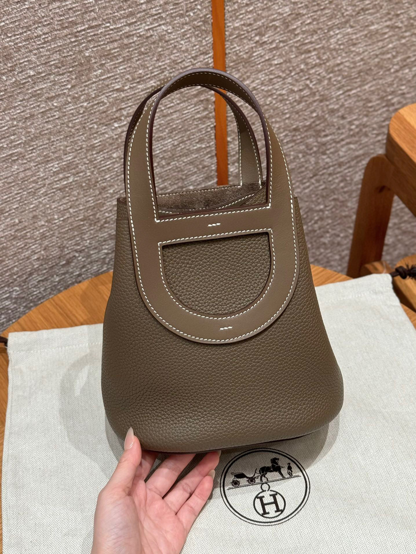 Hermes nel loop Dimensioni: 18*19.5*12cm