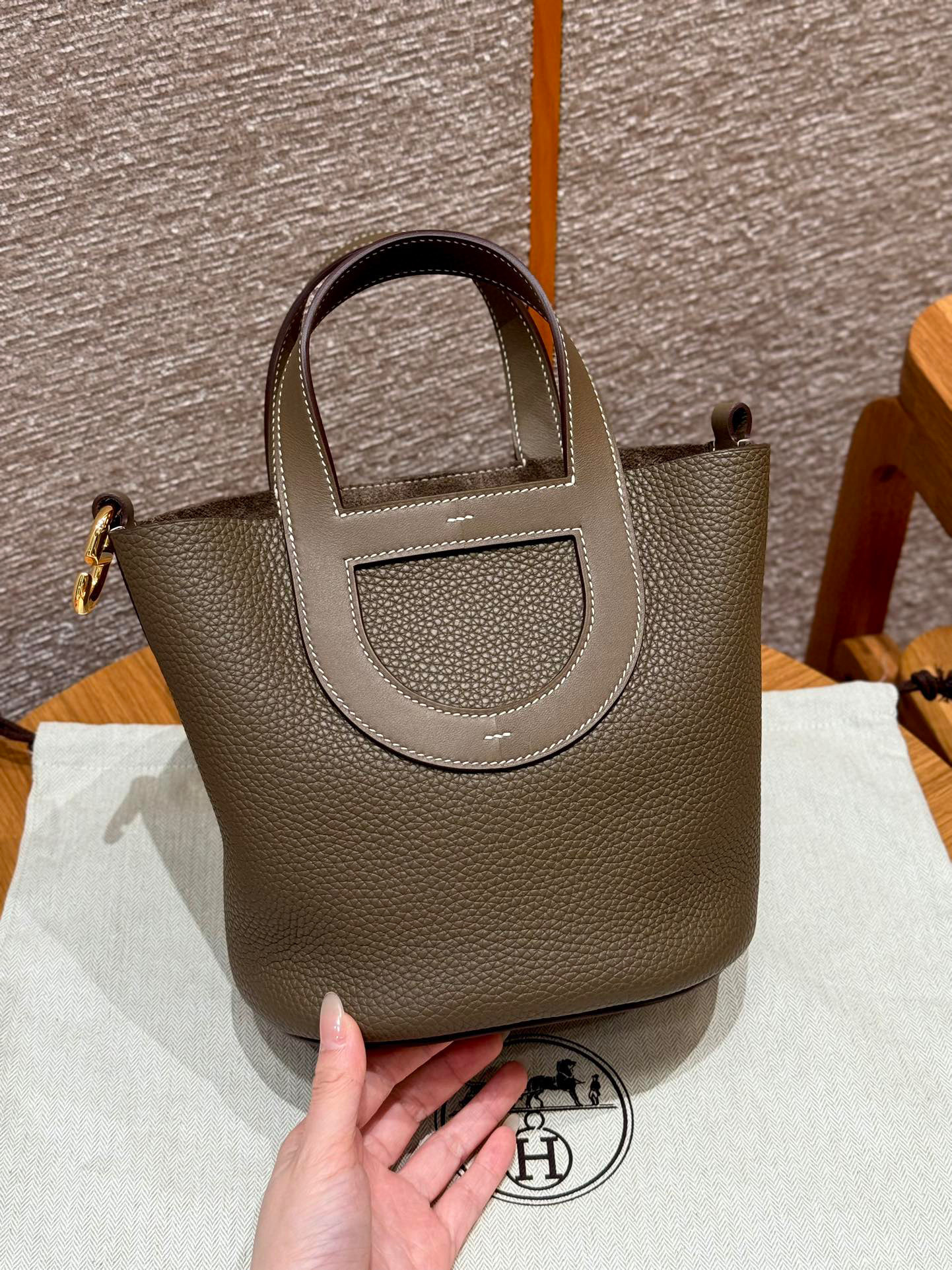 Hermes nel loop Dimensioni: 18*19.5*12cm
