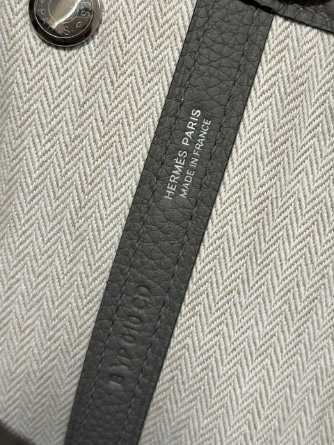 Dimensioni della festa in giardino di Hermes: 30*21*13cm