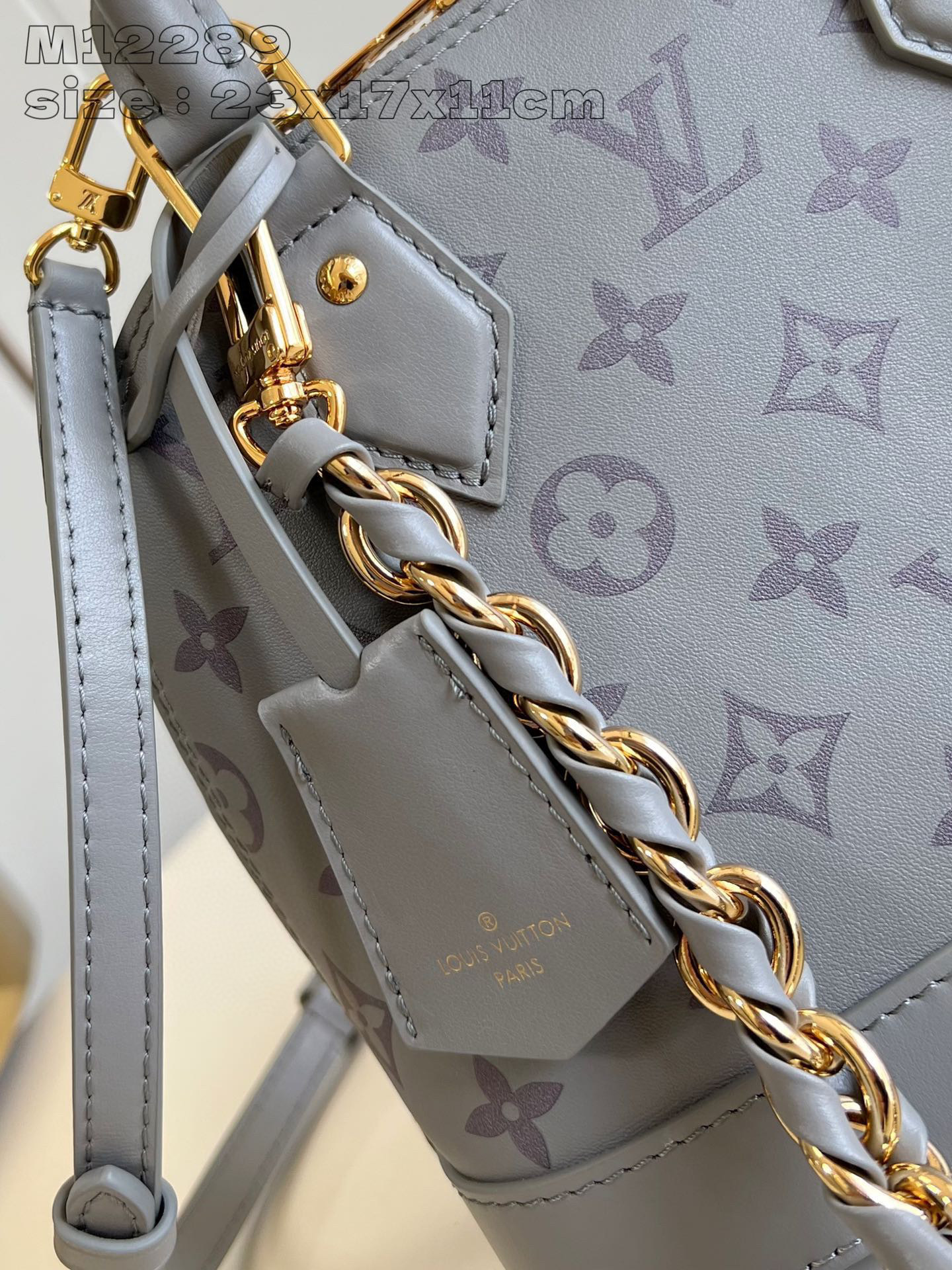 Dimensioni inchiostro monogramma Louis Vuitton: 23,5*17,5*11,5 cm