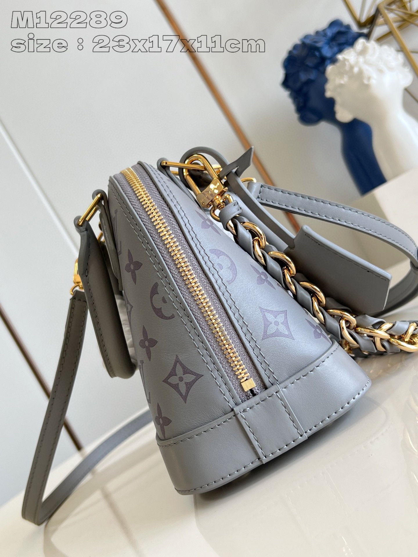 Dimensioni inchiostro monogramma Louis Vuitton: 23,5*17,5*11,5 cm
