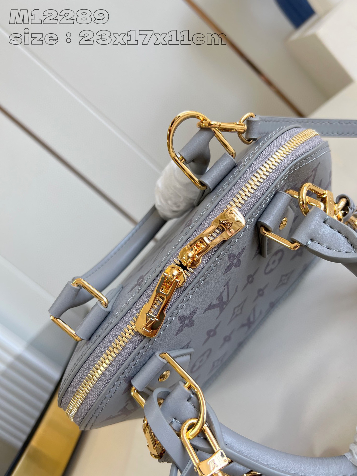 Dimensioni inchiostro monogramma Louis Vuitton: 23,5*17,5*11,5 cm
