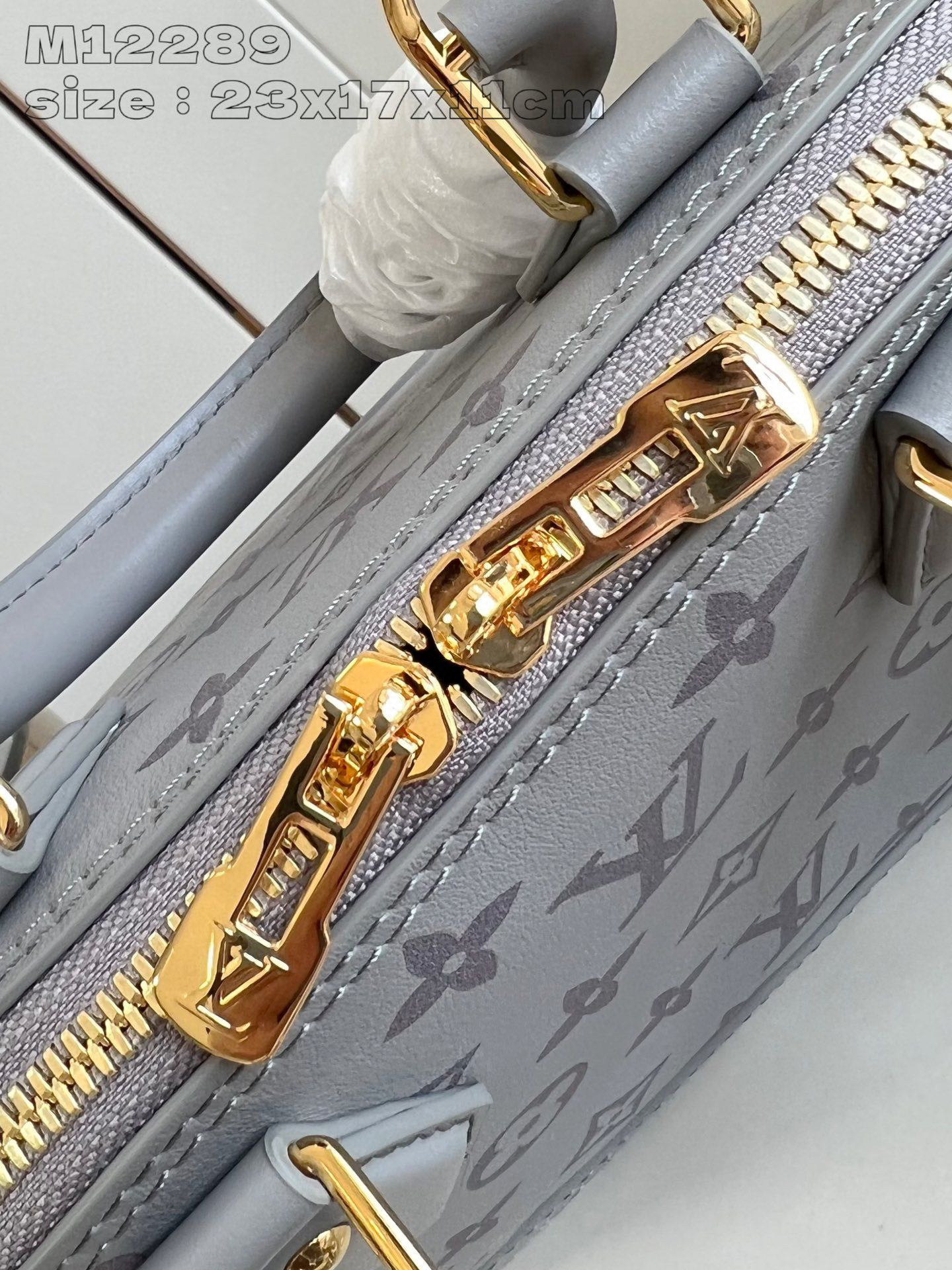 Dimensioni inchiostro monogramma Louis Vuitton: 23,5*17,5*11,5 cm