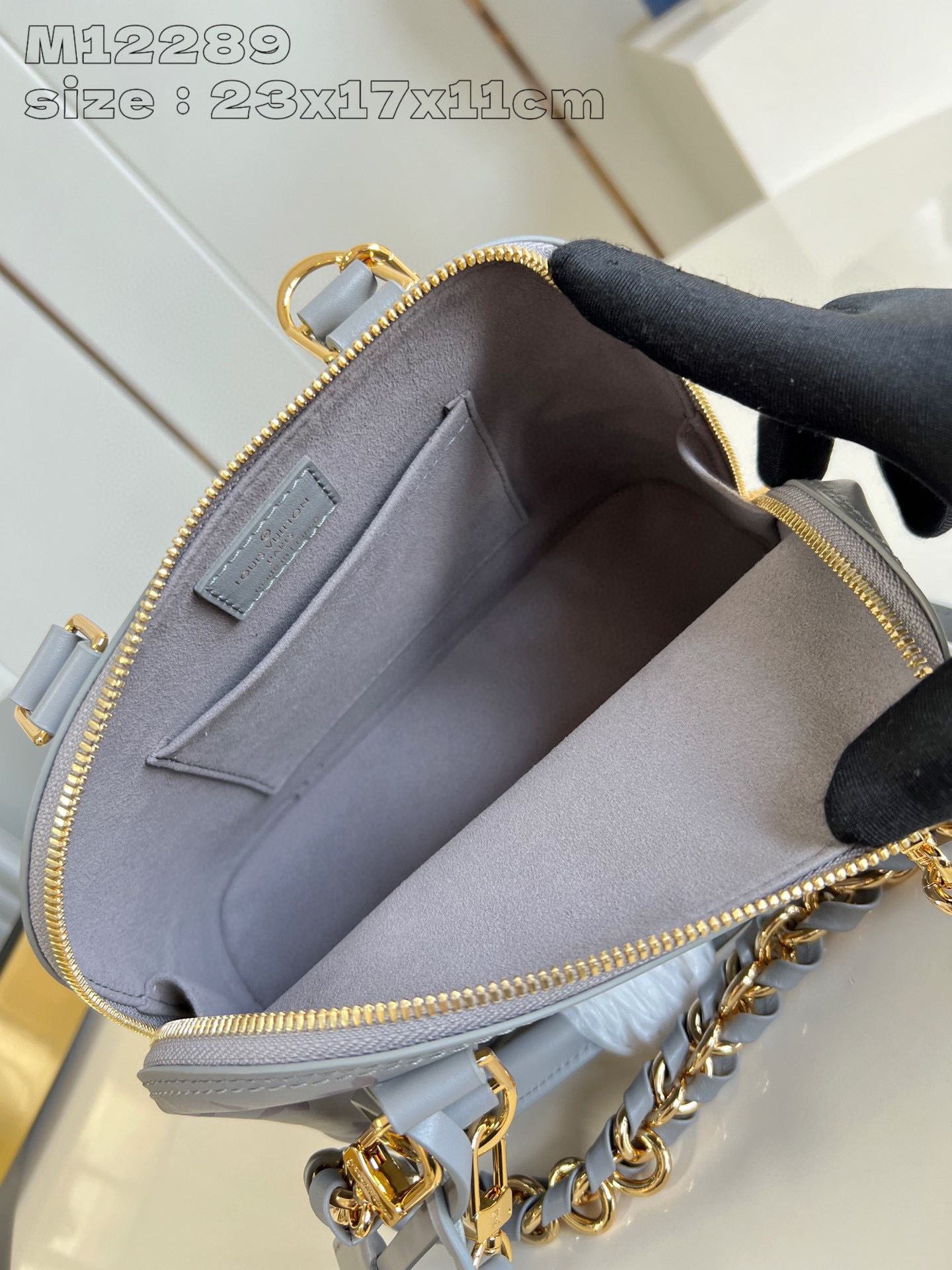 Dimensioni inchiostro monogramma Louis Vuitton: 23,5*17,5*11,5 cm