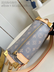 Dimensioni del baule laterale Louis Vuitton: 21*14*6 cm