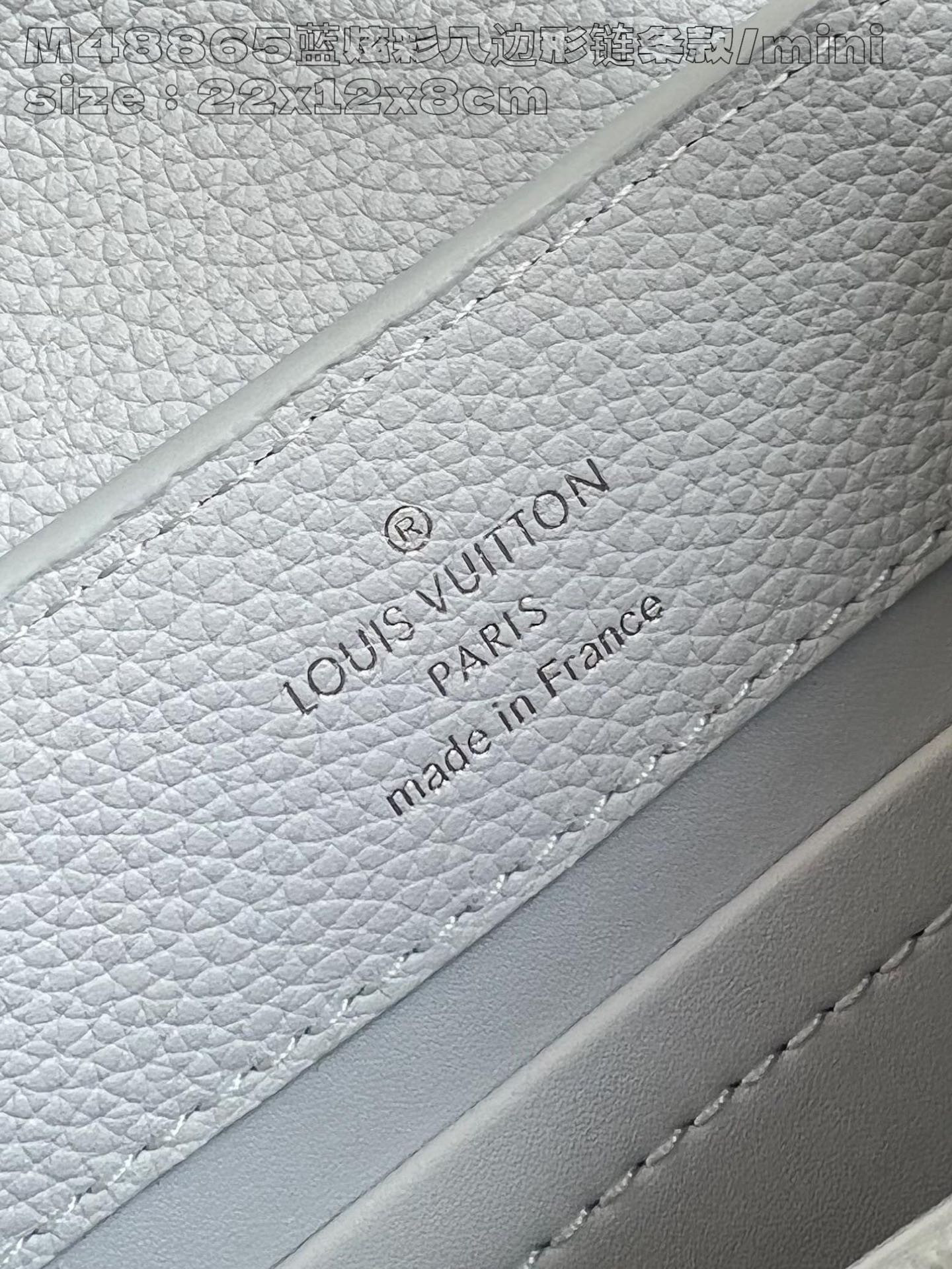 Louis Vuitton Capucines Est-Ovest Dimensioni: 22*12*8cm