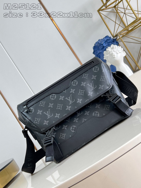 Louis Vuitton Voyager   Size：33*22.5*11cm