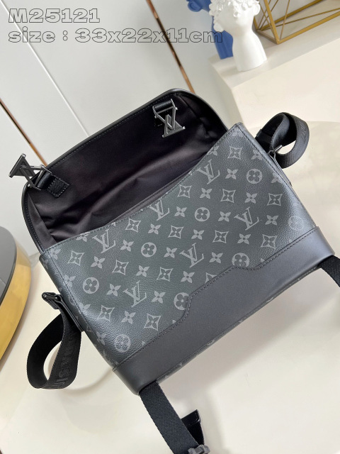 Louis Vuitton Voyager   Size：33*22.5*11cm