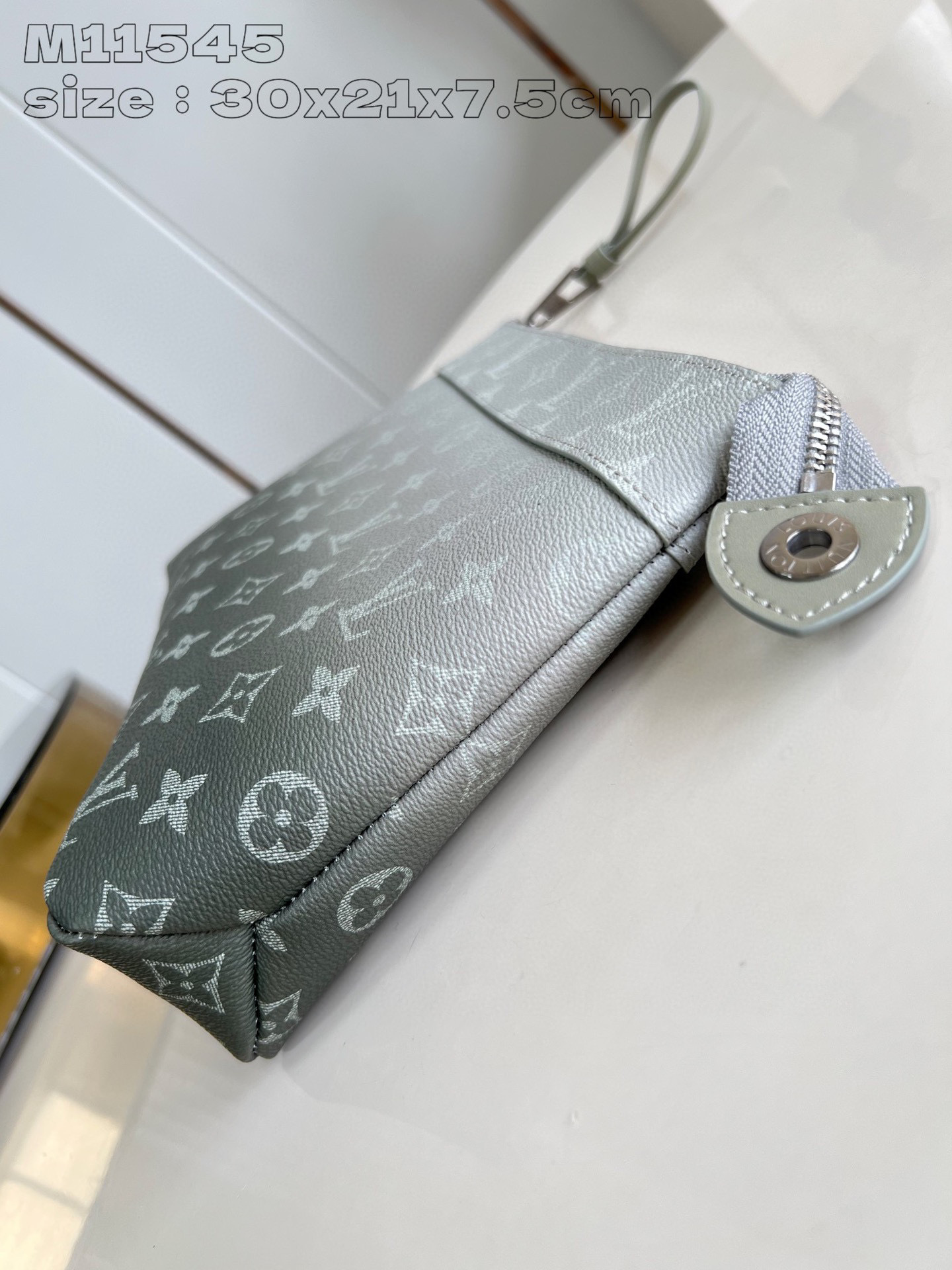 Louis Vuitton Pochette Voyage Souple Dimensioni: 30 x 21 x 7,5 cm