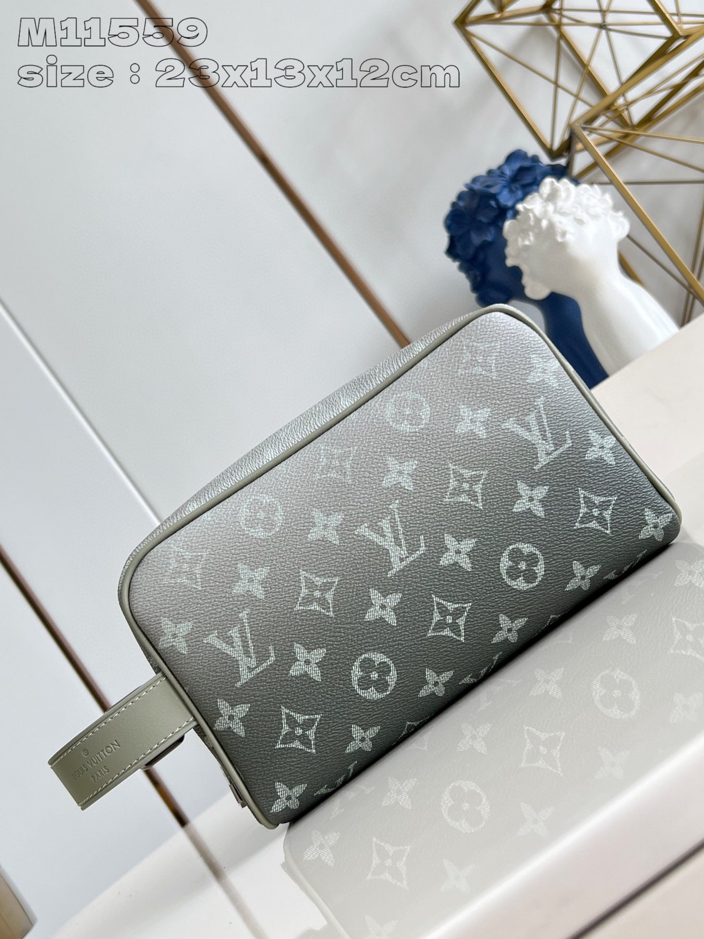 Dimensioni del kit Dopp per armadietto Louis Vuitton: 23 x 13 x 12 cm