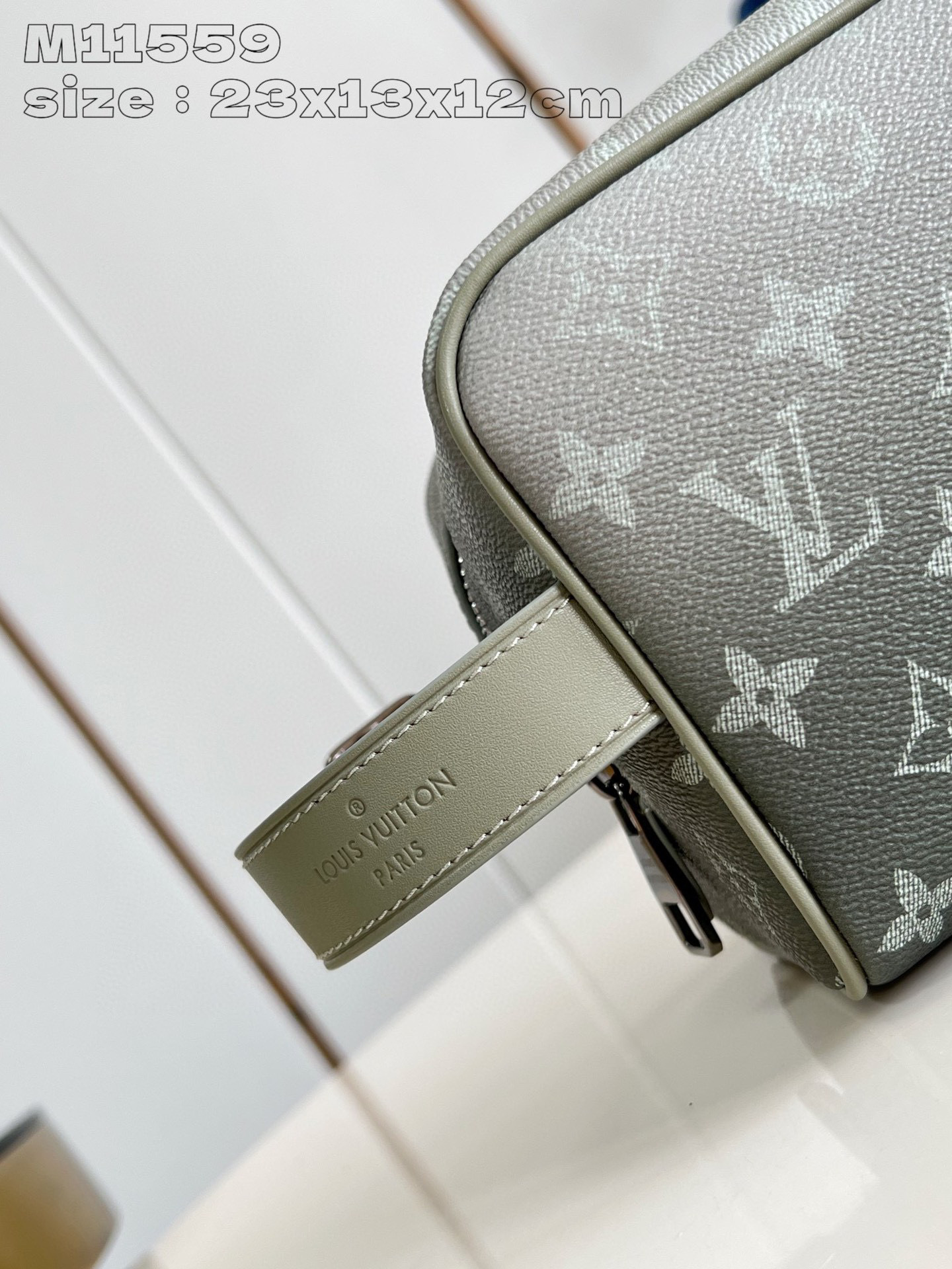 Dimensioni del kit Dopp per armadietto Louis Vuitton: 23 x 13 x 12 cm