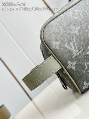 Dimensioni del kit Dopp per armadietto Louis Vuitton: 23 x 13 x 12 cm
