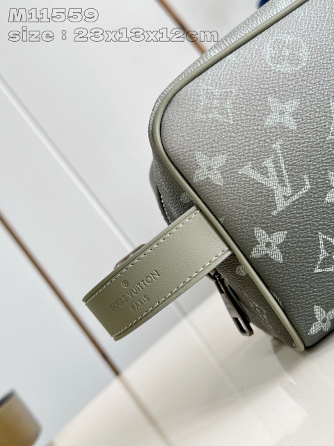Dimensioni del kit Dopp per armadietto Louis Vuitton: 23 x 13 x 12 cm