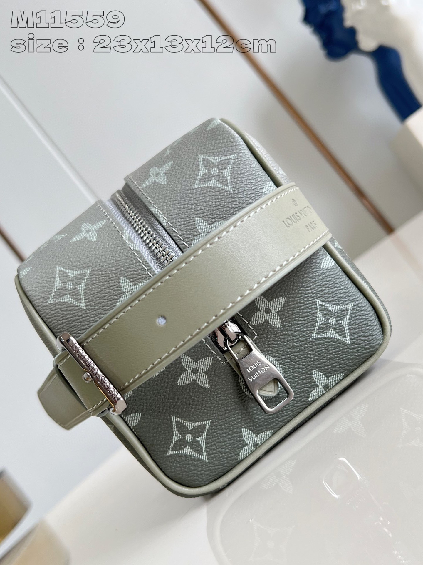 Dimensioni del kit Dopp per armadietto Louis Vuitton: 23 x 13 x 12 cm
