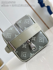 Dimensioni del kit Dopp per armadietto Louis Vuitton: 23 x 13 x 12 cm