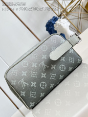 Dimensioni del kit Dopp per armadietto Louis Vuitton: 23 x 13 x 12 cm