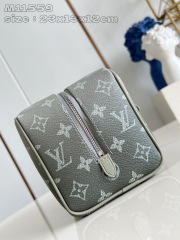 Dimensioni del kit Dopp per armadietto Louis Vuitton: 23 x 13 x 12 cm