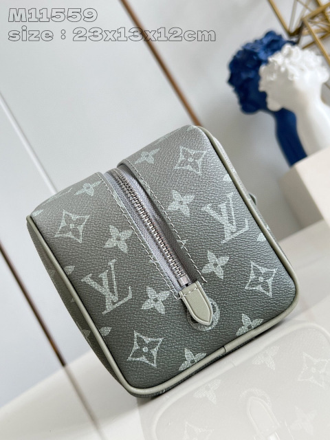 Dimensioni del kit Dopp per armadietto Louis Vuitton: 23 x 13 x 12 cm
