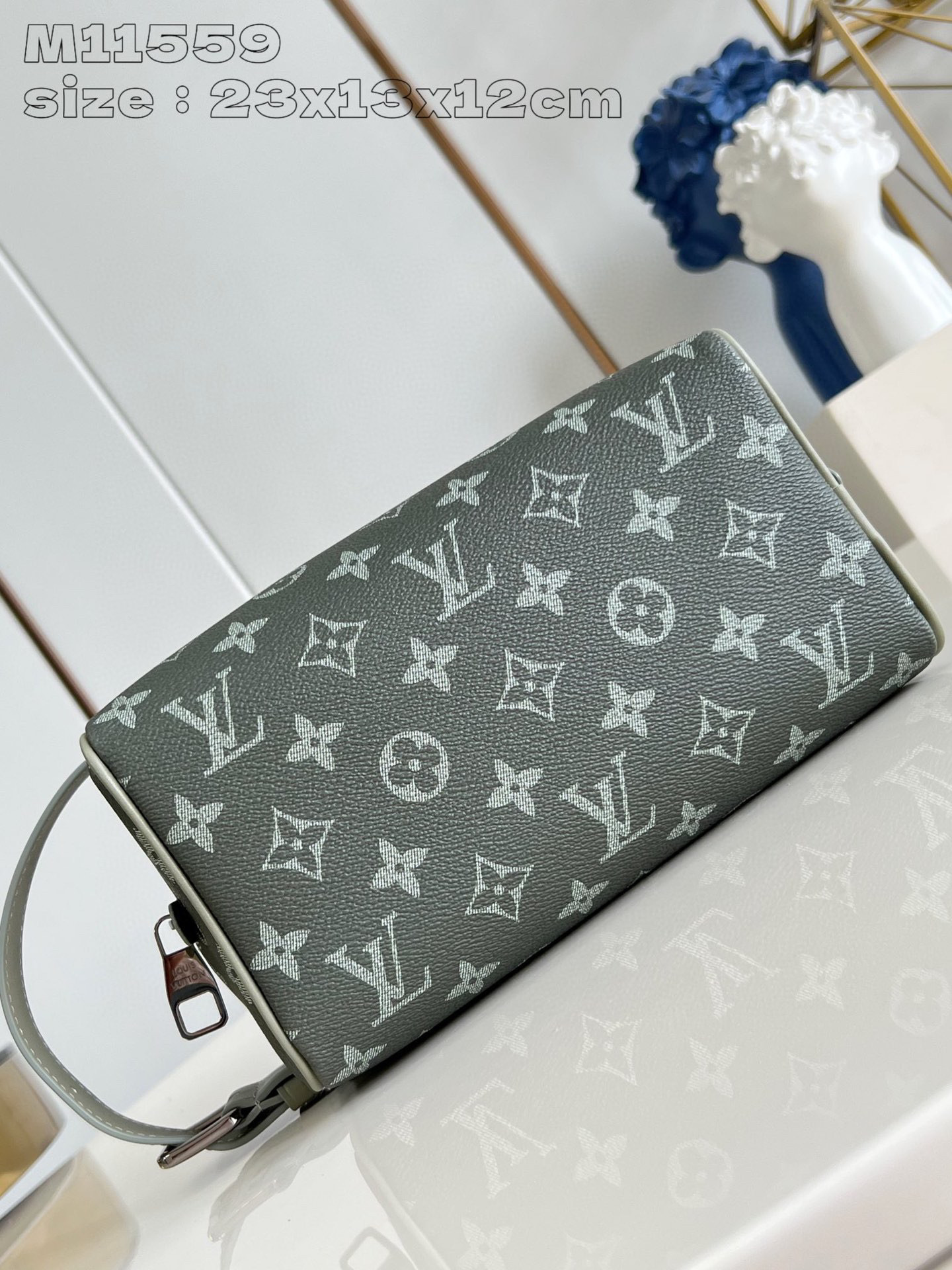 Dimensioni del kit Dopp per armadietto Louis Vuitton: 23 x 13 x 12 cm