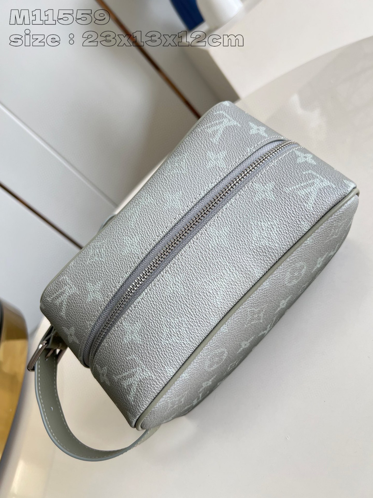 Dimensioni del kit Dopp per armadietto Louis Vuitton: 23 x 13 x 12 cm