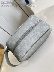 Dimensioni del kit Dopp per armadietto Louis Vuitton: 23 x 13 x 12 cm