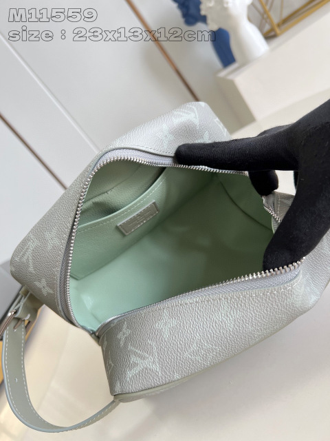Dimensioni del kit Dopp per armadietto Louis Vuitton: 23 x 13 x 12 cm