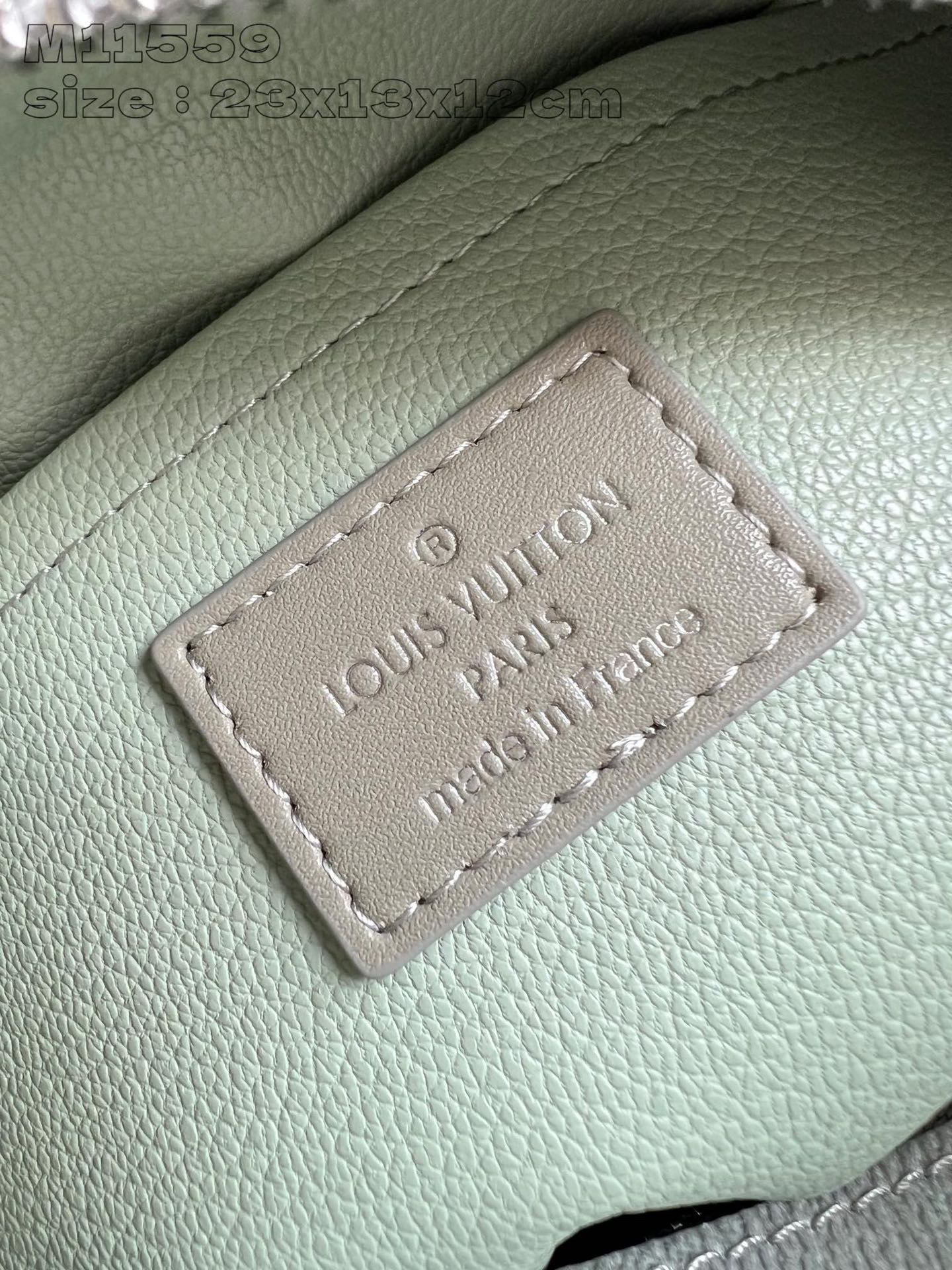 Dimensioni del kit Dopp per armadietto Louis Vuitton: 23 x 13 x 12 cm