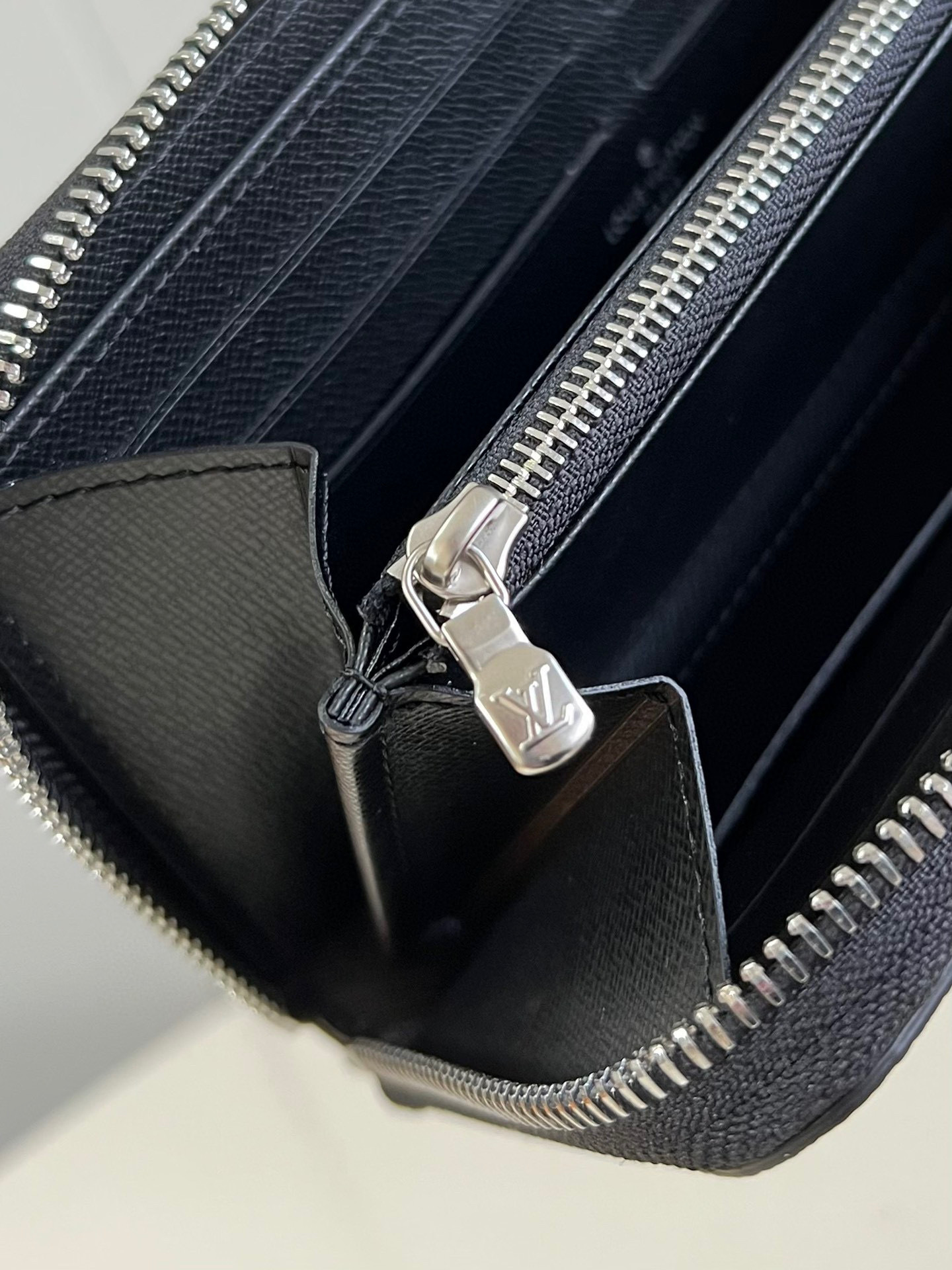 Louis Vuitton Zippy Size：21*10*2.5cm