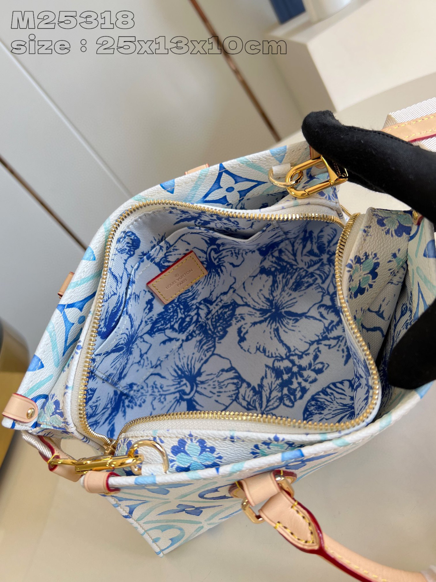 Louis Vuitton OnTheGo East West Saiz：25*13*10sm