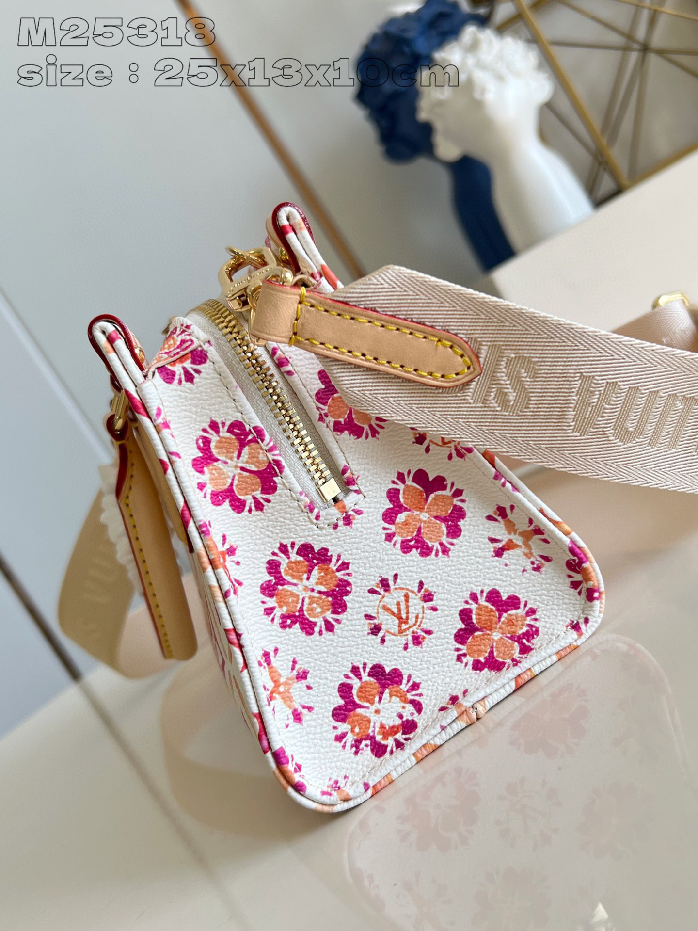 Louis Vuitton OnTheGo East West Saiz：25*13*10sm