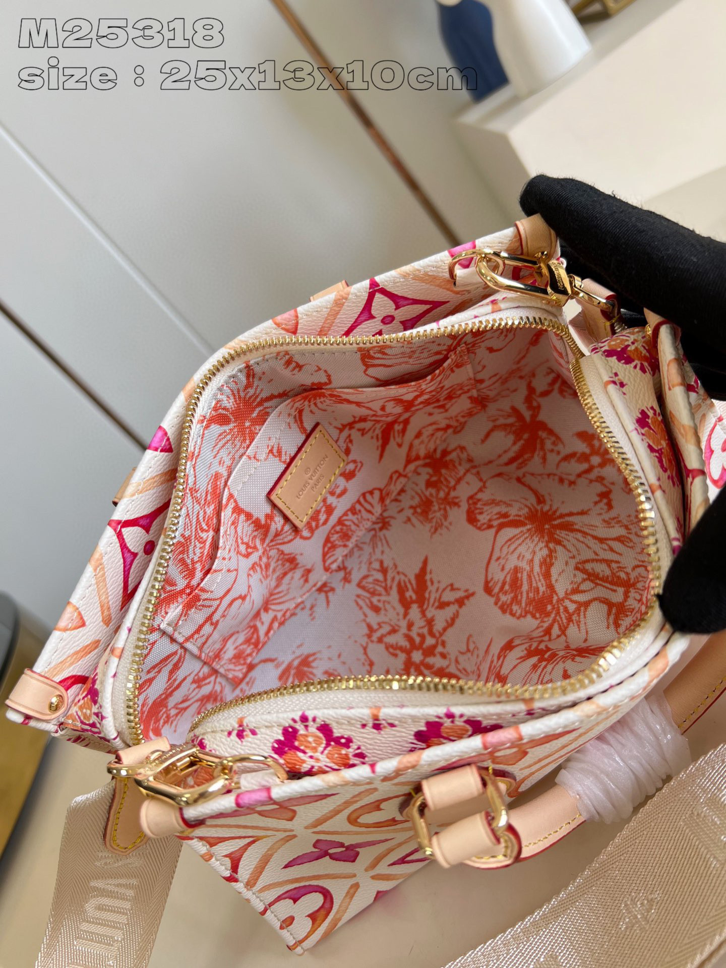 Louis Vuitton OnTheGo East West Saiz：25*13*10sm