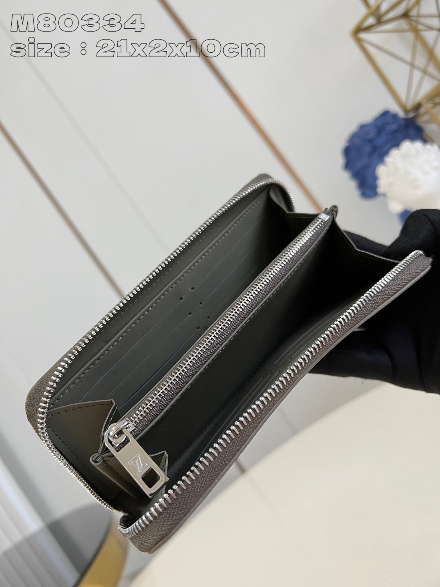 Dimensioni della borsa Louis Vuitton Zippy: 21*10*2,5 cm