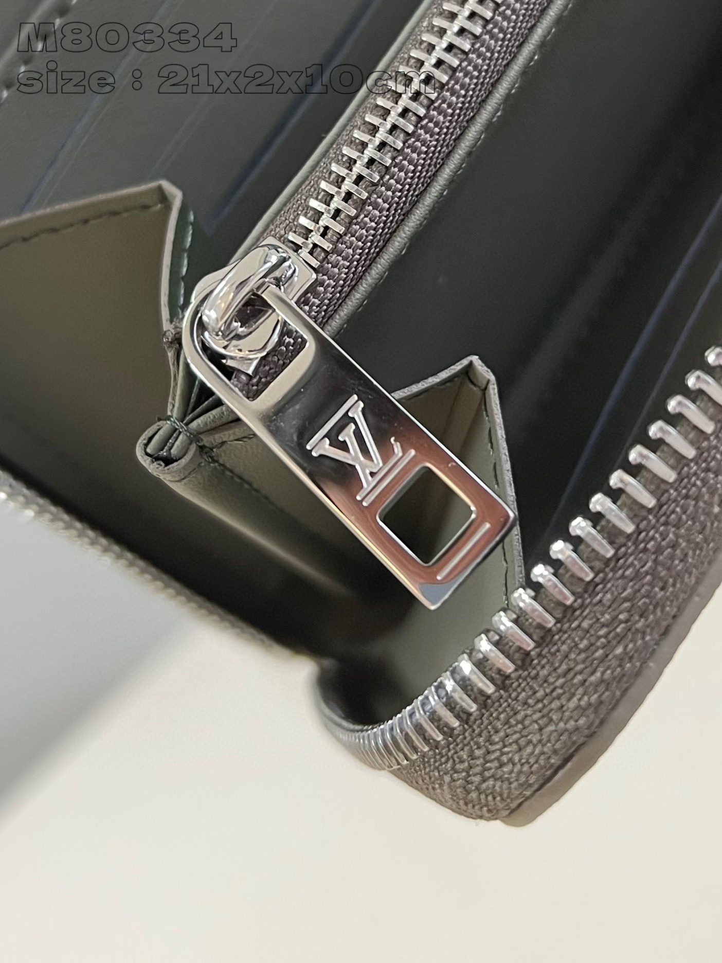 Dimensioni della borsa Louis Vuitton Zippy: 21*10*2,5 cm