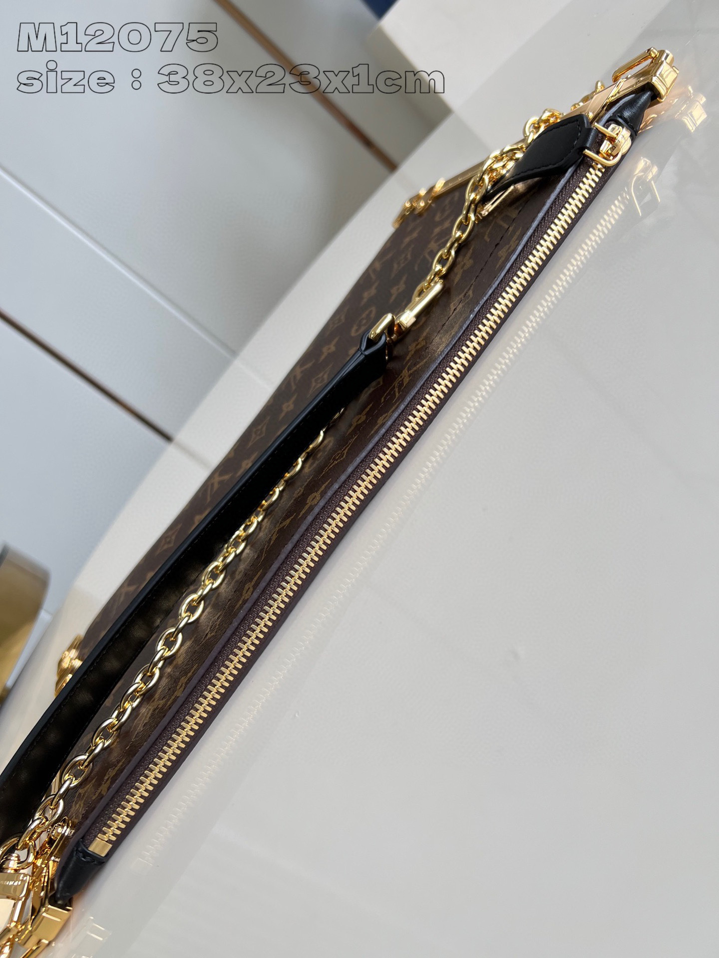 Dimensioni del baule portafortuna Louis Vuitton: 38*23*1cm