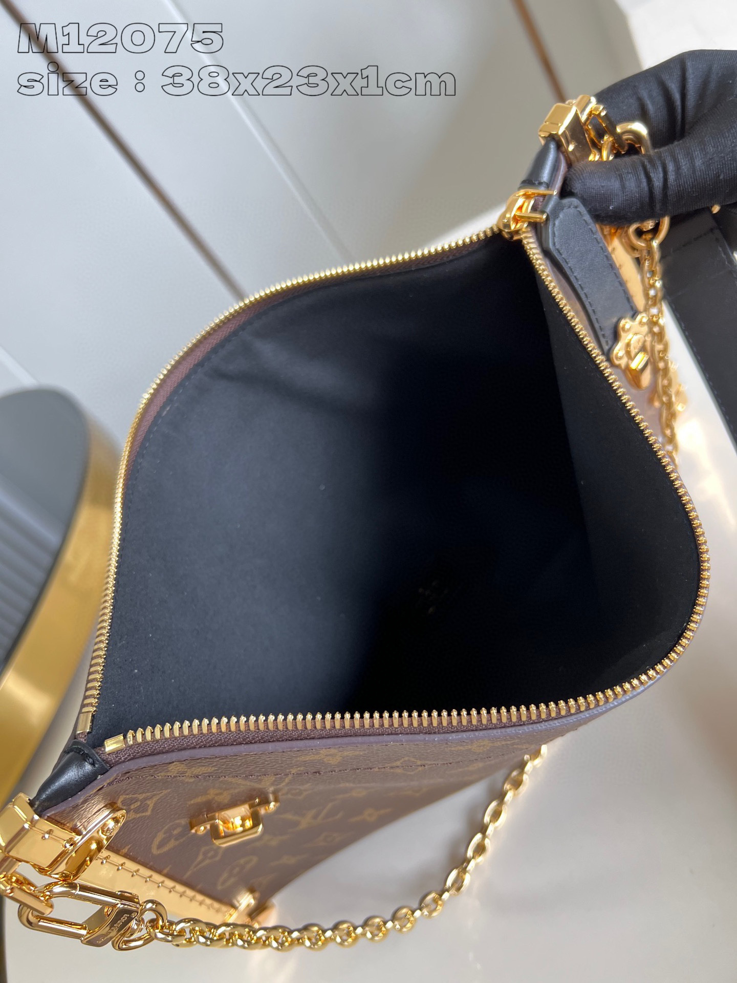 Dimensioni del baule portafortuna Louis Vuitton: 38*23*1cm