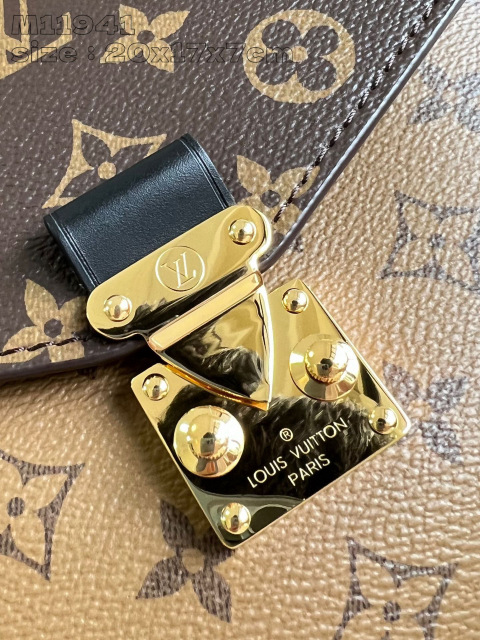 Louis Vuitton Pochette Métis Size：20*17*7cm